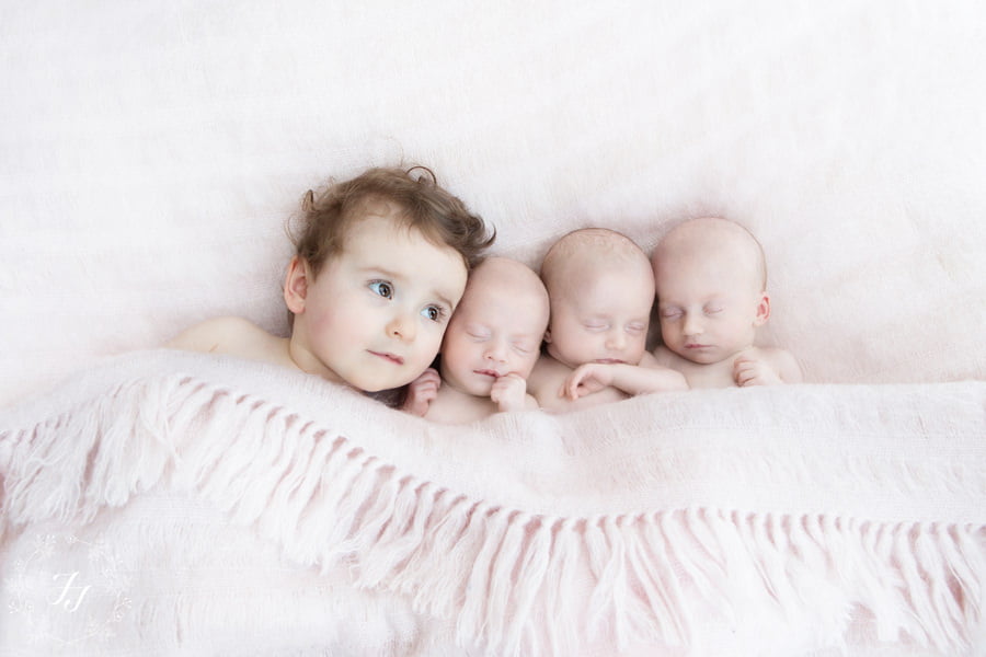 Newborn_baby_triplet_photograph_01