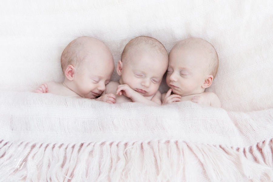 Newborn_baby_triplet_photograph_14