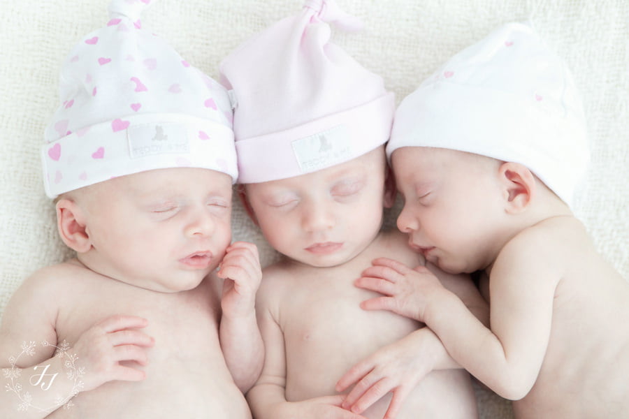 Newborn_baby_triplet_photograph_18
