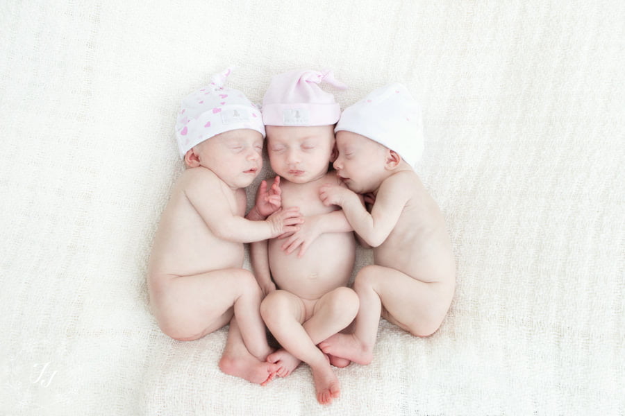 Newborn_baby_triplet_photograph_19