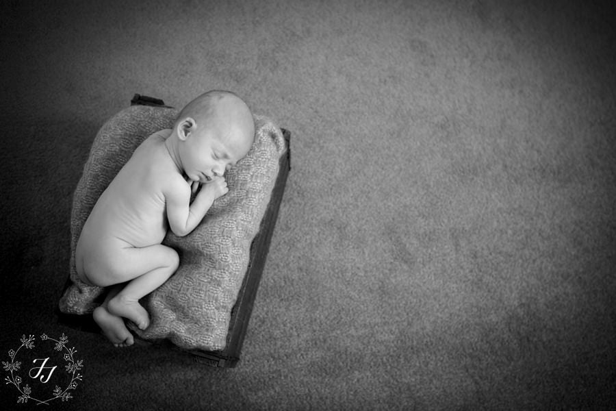Newborn_baby_triplet_photograph_20.